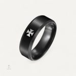 Bague Croix de Malte Noire élégante et stylée
