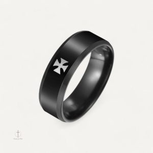 Bague Croix de Malte Noire élégante et stylée