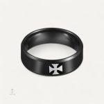 Bague Croix en finition noire, design unique et moderne