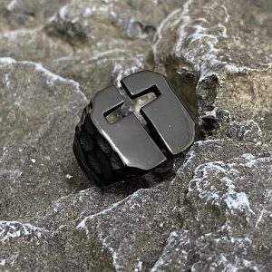 Bague homme avec croix noire, accessoire tendance et stylé