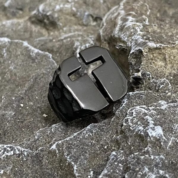 Bague homme avec croix noire, accessoire tendance et stylé