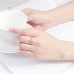 Bague en forme de croix ornée d'oxyde de zirconium
