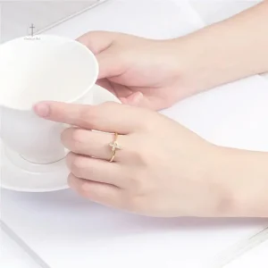 Bague en forme de croix ornée d'oxyde de zirconium