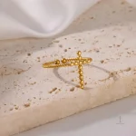 Bague Croix stylée pour un look unique et tendance