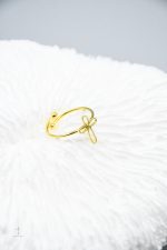 Bague croix délicate, symbole de foi et d'élégance