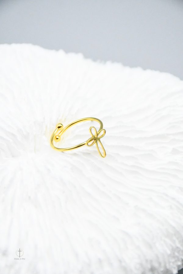 Bague croix délicate, symbole de foi et d'élégance