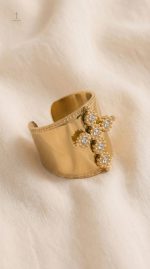 Bague sculptée en forme de Croix, large et stylée