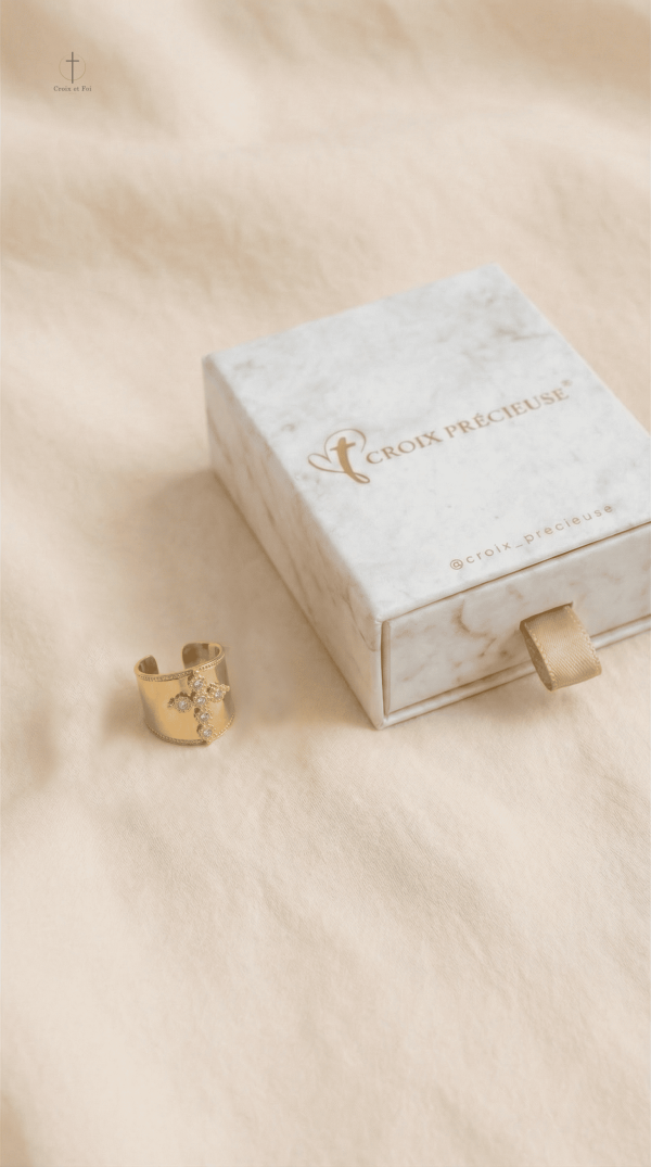 Bague Croix large, un accessoire intemporel et chic