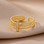 Bague avec croix : élégance et ajustement parfait