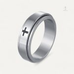 Accessoire chic : Bague Croix stylisée