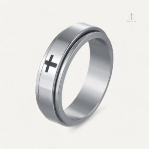 Accessoire chic : Bague Croix stylisée