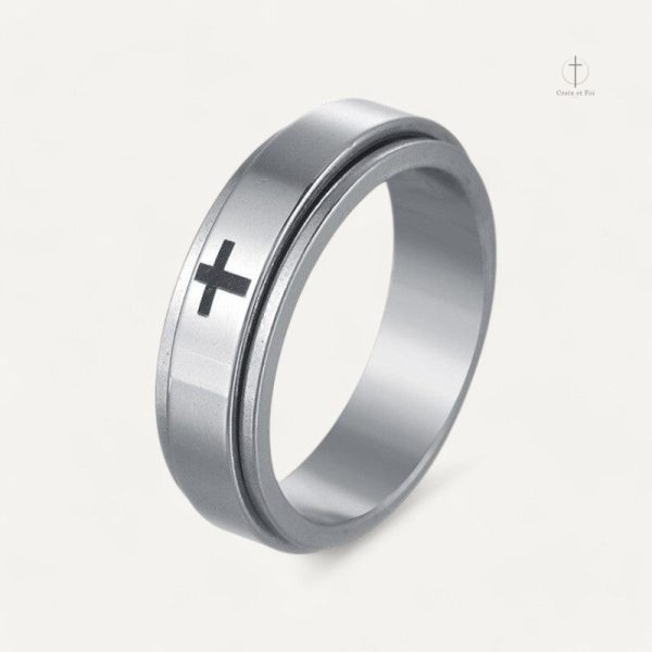 Accessoire chic : Bague Croix stylisée