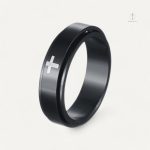 Bague Croix unique au style contemporain