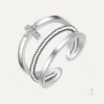Bague Croix Triple en design élégant et contemporain