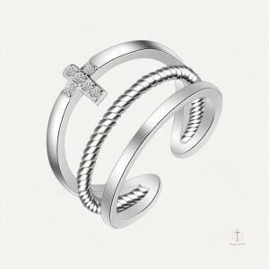 Bague Croix Triple en design élégant et contemporain