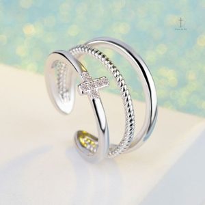 Bague en triple anneau avec motif croix distinctive