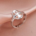 Bague Croix chic, accessoire intemporel