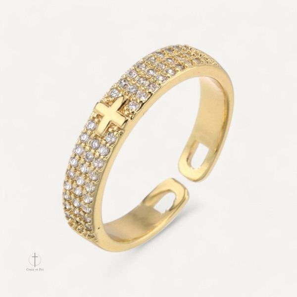 bague-delicate-croix-etincelante-1 Bague Croix Étincelante Délicate en design élégant