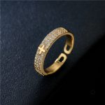 Bague délicate avec motif croix scintillant et raffiné