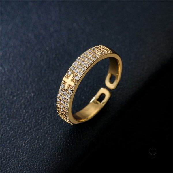 Bague délicate avec motif croix scintillant et raffiné