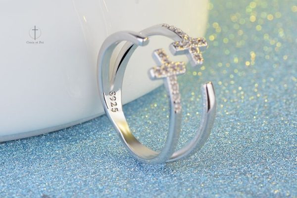 Bague Croix tendance pour un style unique