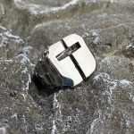 Bague Homme Croix au design texturé