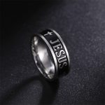 Accessoire religieux argenté, bague croix avec symbole de Jésus