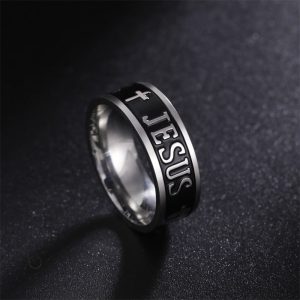 Accessoire religieux argenté, bague croix avec symbole de Jésus