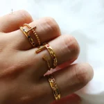 Bague Croix design épuré pour un look moderne