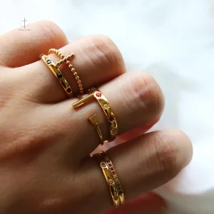 Bague Croix design épuré pour un look moderne