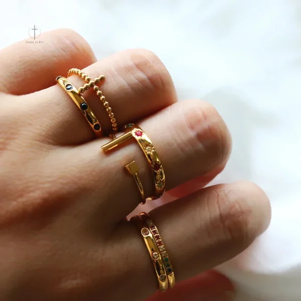 Bague Croix design épuré pour un look moderne