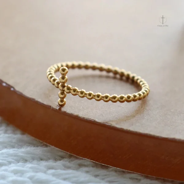 Bague Croix en finition brillante pour un style raffiné
