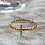 Bague Croix délicate, un choix minimaliste et tendance
