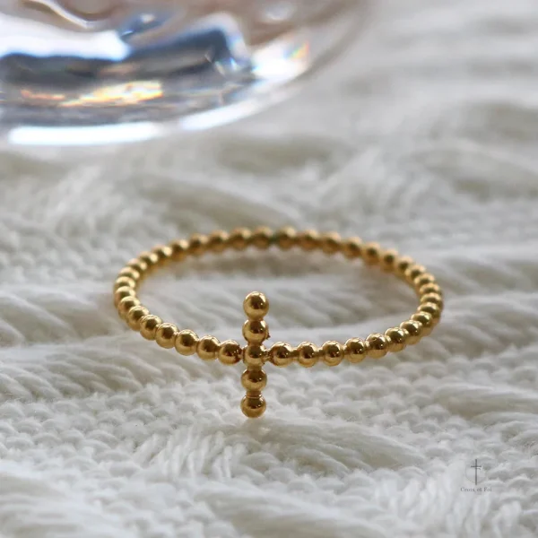 Bague Croix délicate, un choix minimaliste et tendance
