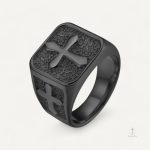 Bague Croix Noire élégante et moderne