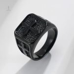 Bague avec croix noire pour un style audacieux
