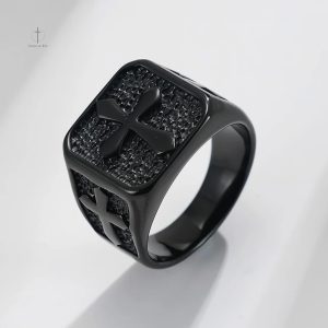 Bague avec croix noire pour un style audacieux