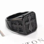 Accessoire tendance : Bague Croix en finition noire