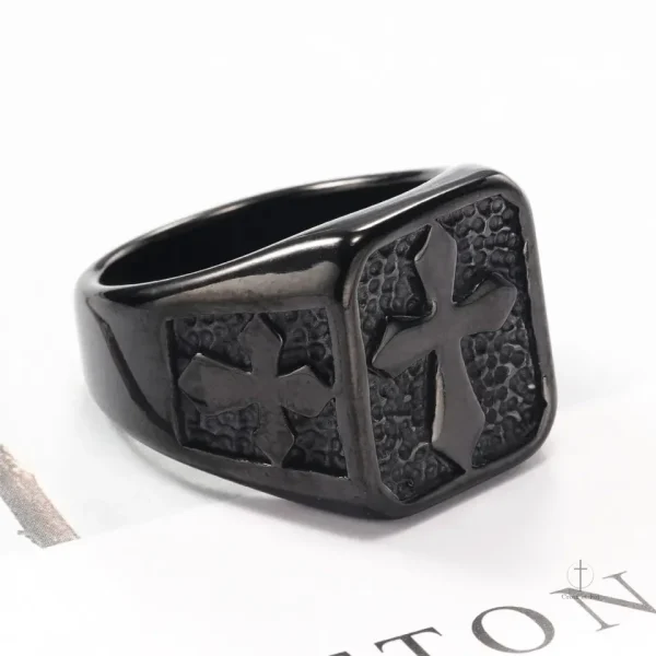 Accessoire tendance : Bague Croix en finition noire