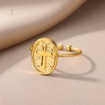Bague croix élégante en or pour un style raffiné