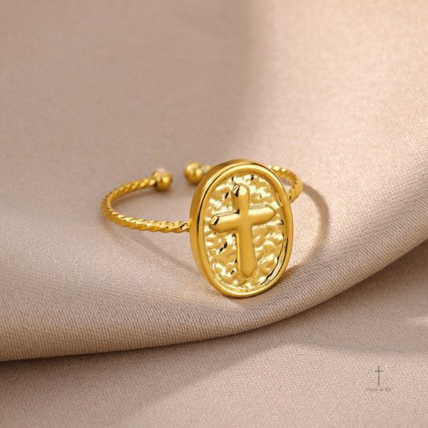 Accessoire féminin : bague croix en or