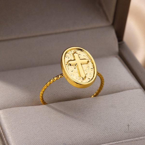 Bague croix en or pour un look chic et moderne