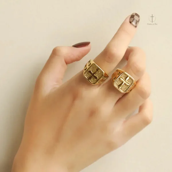 Bague pour Homme avec design croix symbolique