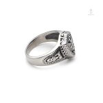 Accessoire Templier : bague croix en métal durable