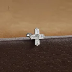 Design contemporain de croix avec cristaux