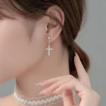 Boucles d'oreilles en forme de croix avec motif étoile