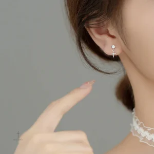 Accessoire tendance : boucles d'oreilles croix étoile raffinées