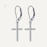 Boucle d'oreille croix fine en métal élégant