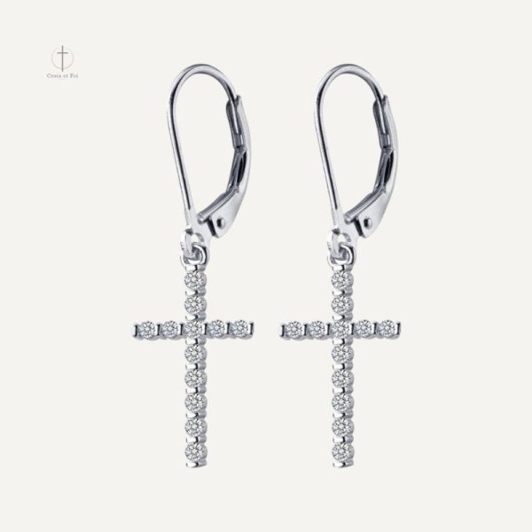 Boucle d'oreille croix fine en métal élégant
