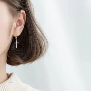Boucles d'oreilles en forme de croix délicate et moderne